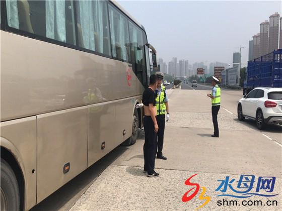 旅游包车抛锚在60度路面 高速交警援助获群众点