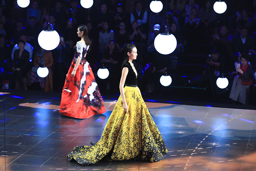 頂尖服裝設計師詮釋東方美時尚·北京之夜首次觸電跨界科技