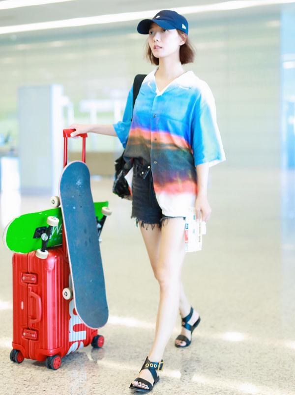 王珞丹一身度假装现身机场，清爽时尚，看不出已经36了