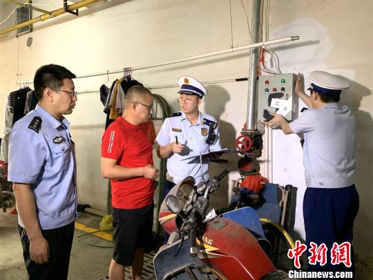 消防监督检查人员和派出所执法人员当场对车库内电表箱进行查封。咸宁消防供图