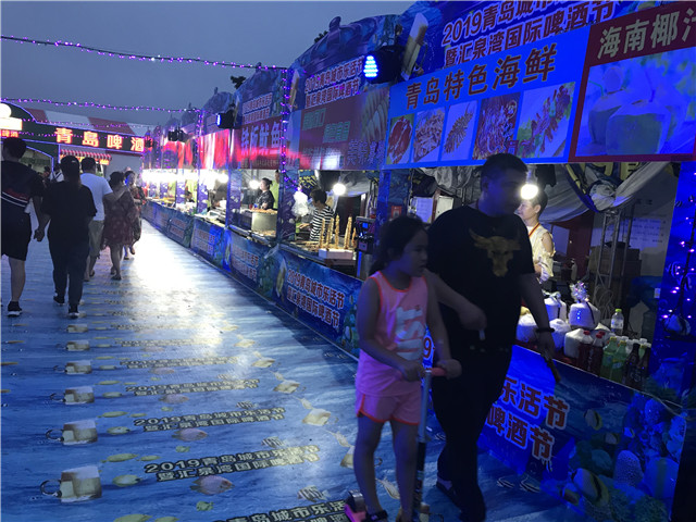 沙滩、啤酒、美食……青岛汇泉广场啤酒节狂欢持续至8月中旬 市民凭证还可免费领扎啤