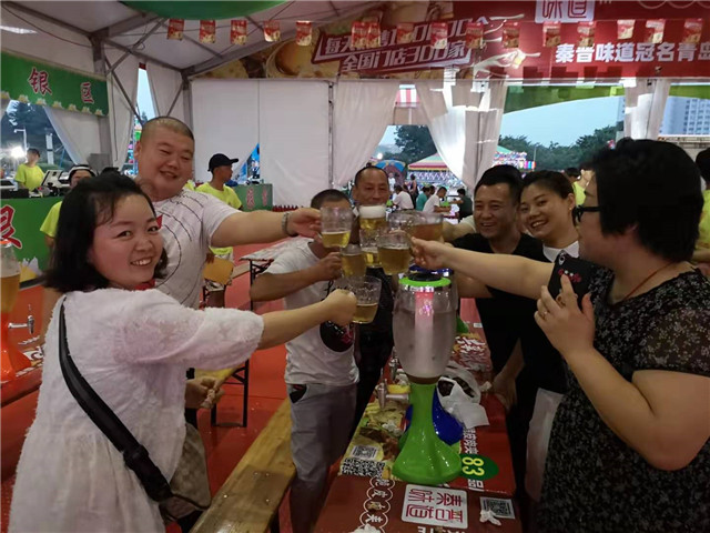 沙滩、啤酒、美食……青岛汇泉广场啤酒节狂欢持续至8月中旬 市民凭证还可免费领扎啤