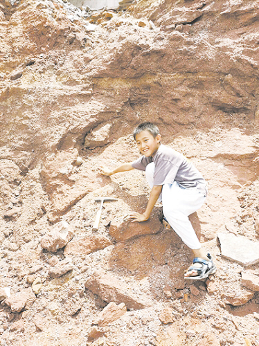 　　张仰喆游玩时意外发现恐龙蛋化石。