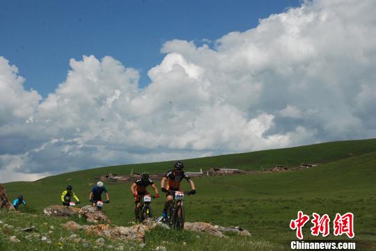 来自各地自信车爱好者在甘南草原进行骑行比赛。(资料图) 钟欣 摄