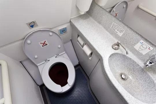 惊悚！西班牙机场一客机厕所发现裹布木乃伊胎