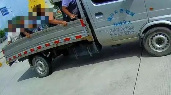 广东高栏港惊现新型敞篷车 车上竟塞了十一个男子