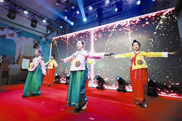 在丹东啤酒大篷内，精彩的少数民族舞蹈赢得了观众阵阵掌声。