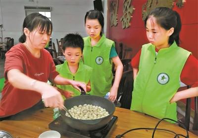 25名青少年学习传统美食“糖不甩”制作