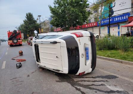小轿车撞上护栏翻车 司机：不知道天窗开关 爬不出去
