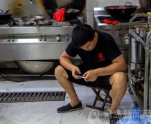 盱眙小伙在青岛炒小龙虾 勤劳双手烹制