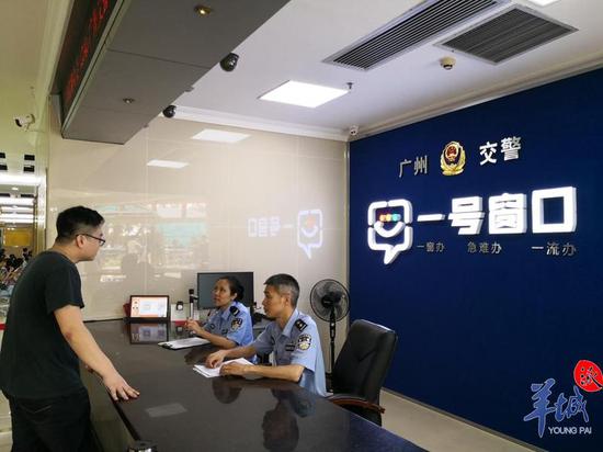 一、广州交警设置两个“一号窗口”办理业务，办公地址和电话为：