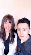 黄晓明搂网红合影大喊“妖精” 美颜镜