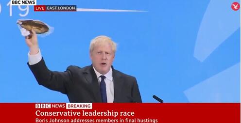 曾在演讲中掏出腌鱼的英国新首相，这次谈脱欧