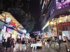 晚上的重庆也热闹 乘船游成为暑假旅游