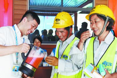 北京市总工会职工志愿服务队为冬奥场馆建设者贴心服务