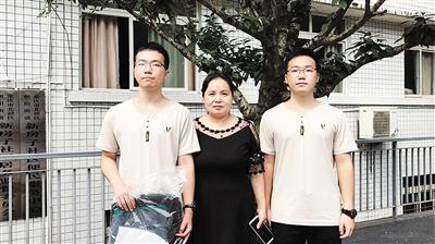 杨成智（左）、杨成力和妈妈陈祝君