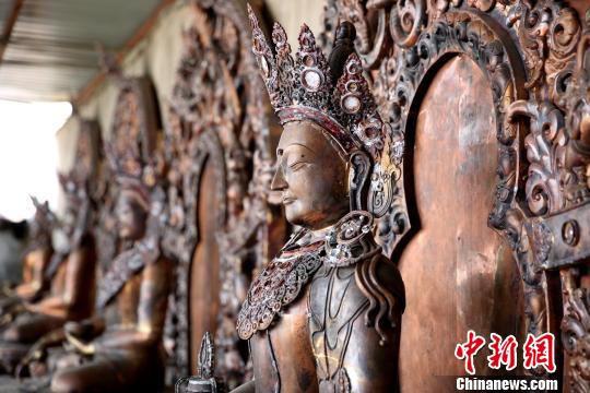 今年7月28日，文化和旅游部公布了首批全国乡村旅游重点村名单，西藏共有9个村被入选，其中拉萨市达孜区德庆镇白纳村榜上有名。图为出自白纳村手工艺人之手的铜佛像。　贡桑拉姆 摄