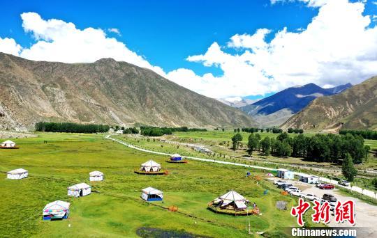 今年7月28日，文化和旅游部公布了首批全国乡村旅游重点村名单，西藏共有9个村被入选，其中拉萨市达孜区德庆镇白纳村榜上有名。图为白纳村生态林卡一角。　航拍：白纳村村委会供图 摄