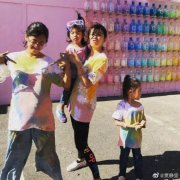 賈靜雯晒游玩照母女四人可愛逗趣