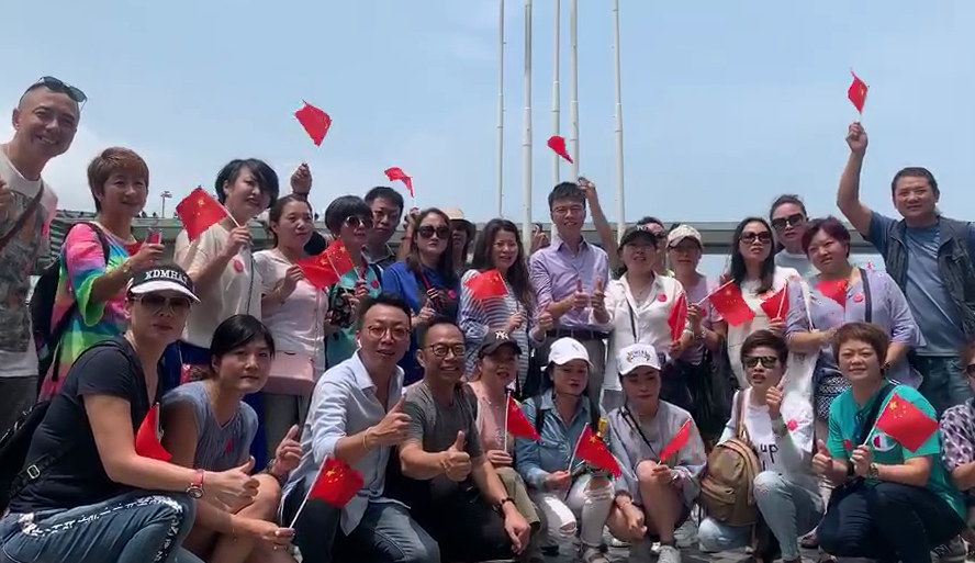 香港旅游业者自发到尖沙咀“守护香港”：呼吁