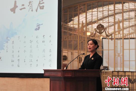 图为绥阳县委常委、宣传部部长李梅作主题推介。　李克 摄