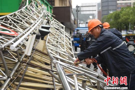 “利奇马”肆虐：浙南小城一片狼藉 雨量监测点