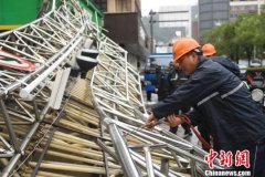 “利奇马”肆虐:浙南小城一片狼藉 雨