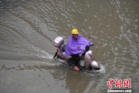 “利奇马”肆虐：浙南小城一片狼藉 雨量监测点