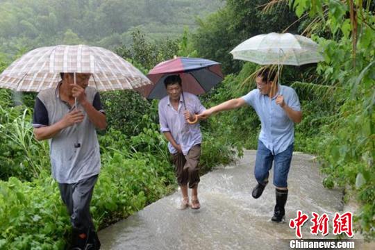 绍兴市新昌县小将镇村干部转移受灾群众。　杨玉墀 摄