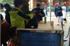 不准自带食物还翻包,大学生状告上海