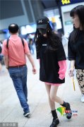 杨幂T恤叠穿演绎新时尚 脚蹬马丁靴霸气