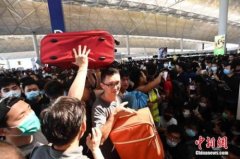 香港机场瘫痪旅客受苦遭罪 影响超过
