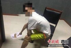 四川一男子在网吧吸毒后故意裸露身体