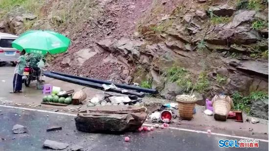 巴中一妇女在路边卖西瓜不幸被落石砸中身亡