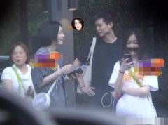 王菲带女儿李嫣外出会友 母女涂同款指