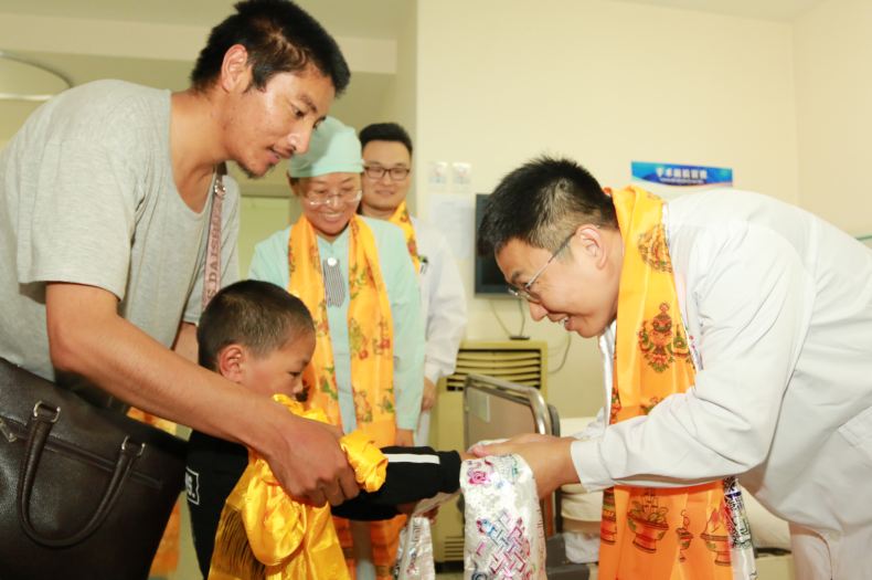 军队救治西藏丁青首批包虫病患者出院
