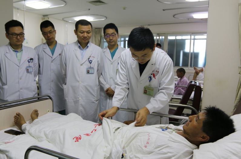 军队救治西藏丁青首批包虫病患者出院