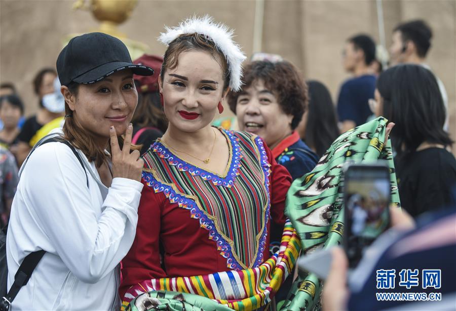 新疆喀什：旅游旺季引客来