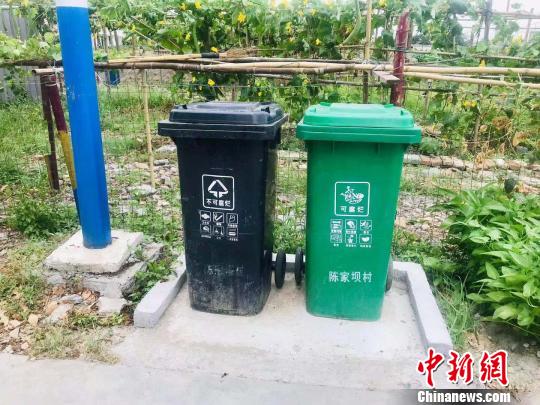 农村采用可腐烂和不可腐烂的两分垃圾桶。　刘方齐 摄