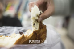 杭男孩吃给的面包不幸身亡 超市:禁止和