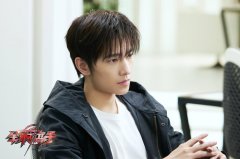 <b>杨洋《全职高手》变身霸道队长 连环套</b>