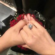 何雯娜官宣被求婚消息:谢谢我亲爱的