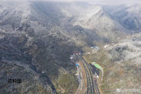 四川雅康高速发生塌方导致道路中断 造成1人死亡