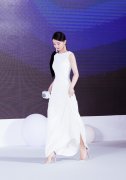 赵丽颖复工“营业”仙气十足 自拍展高