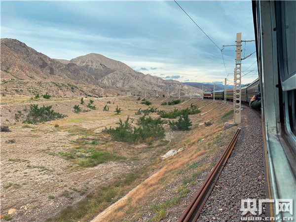 发现最美铁路·重走丝绸之路｜开往贺兰山深处的“慢火车”：票价低至1元 线路近半世纪未变