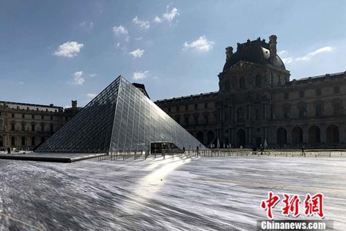 当地时间5月17日，法国卢浮宫悼念著名美籍华裔建筑设计师贝聿铭去世。图为3月29日拍摄的卢浮宫玻璃金字塔。中新社记者 李洋 摄