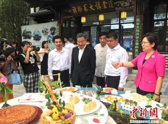 中国饭店协会会长韩明(右一)表示，扬州的早茶是茶与点的创意性融合，体现了扬州百姓对于精致、健康生活的追求。　崔佳明 摄