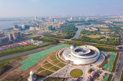 航拍镜头下的临港新城，上海天文馆正在加紧建设。 本报记者 赖鑫琳 摄
