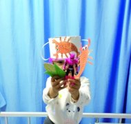 3岁女孩在病床上看美食视频解馋