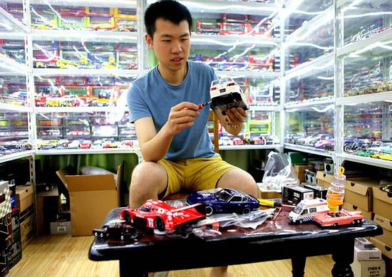 图说：上海小伙收藏汽车模型万余辆 刘必华摄（下同）